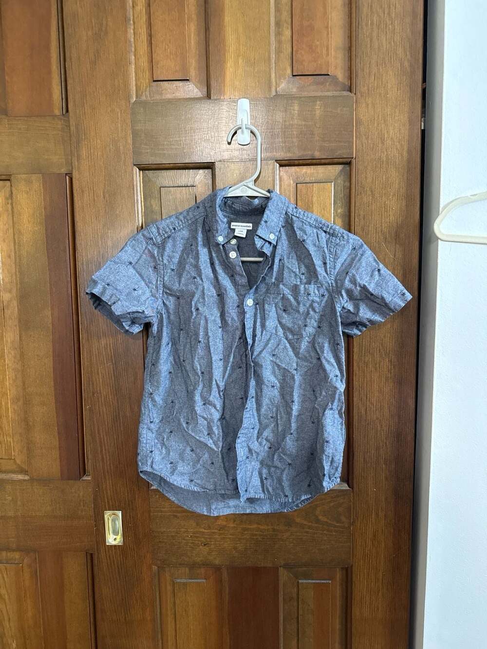 Amazon Essentials Boys' Short-Sleeve Button-Down Shirt Size L (10/12)